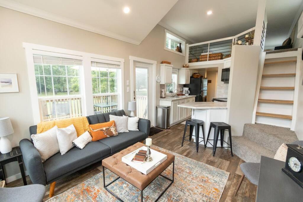 Pet Friendly Tiny House Rental With New Access To Guadalupe River Nbtx Нью Браунфелс Экстерьер фото