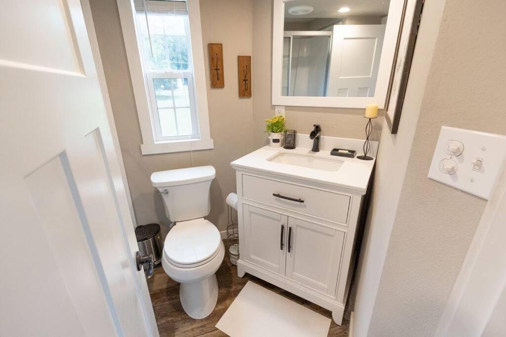 Pet Friendly Tiny House Rental With New Access To Guadalupe River Nbtx Нью Браунфелс Экстерьер фото