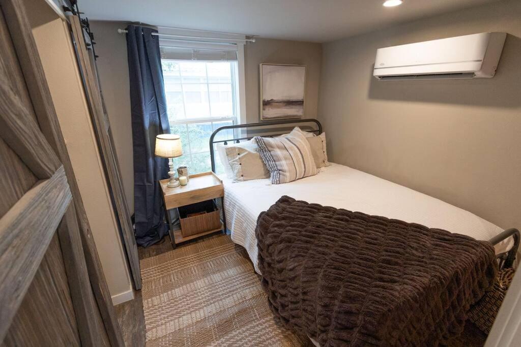 Pet Friendly Tiny House Rental With New Access To Guadalupe River Nbtx Нью Браунфелс Экстерьер фото