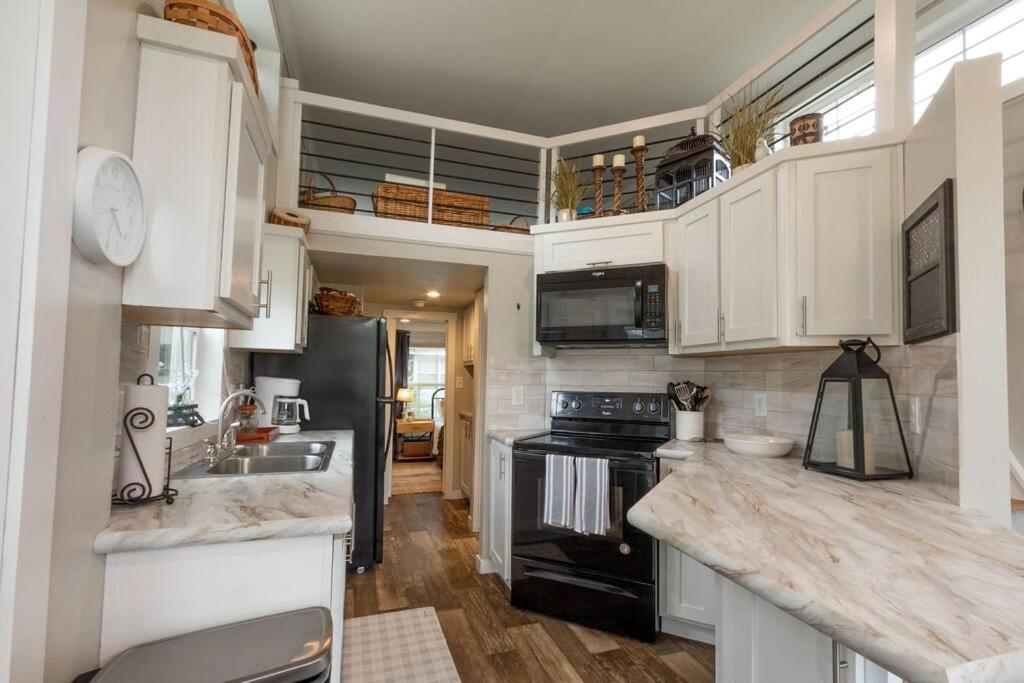 Pet Friendly Tiny House Rental With New Access To Guadalupe River Nbtx Нью Браунфелс Экстерьер фото