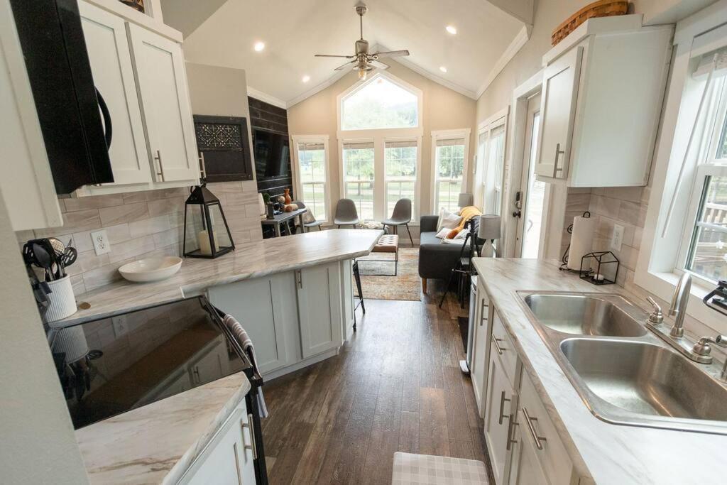 Pet Friendly Tiny House Rental With New Access To Guadalupe River Nbtx Нью Браунфелс Экстерьер фото