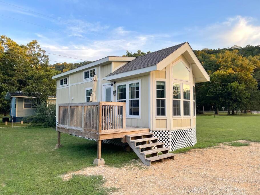 Pet Friendly Tiny House Rental With New Access To Guadalupe River Nbtx Нью Браунфелс Экстерьер фото